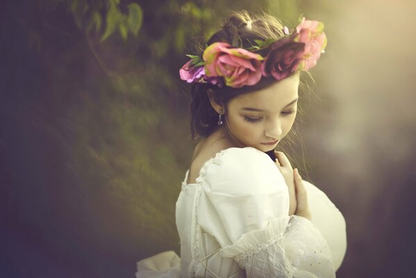 Ragazza pensosa con una corona sulla testa