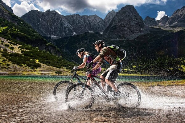 Radsport. Wandern mit dem Fahrrad in die Berge