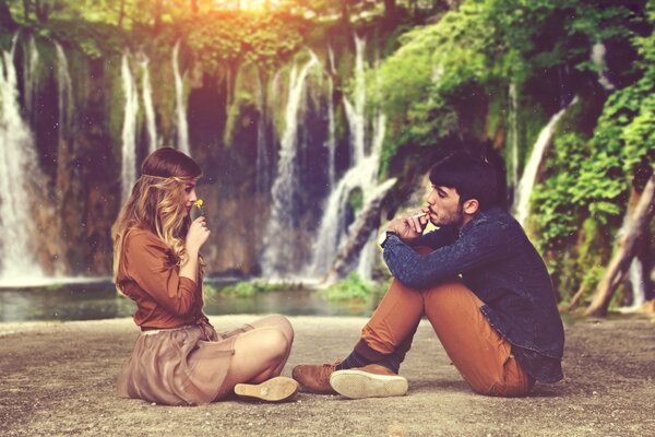 Photo d Alessandro di cicco avec un gars et une fille près d une cascade