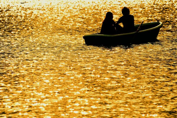 Dos en el barco. Noche romántica