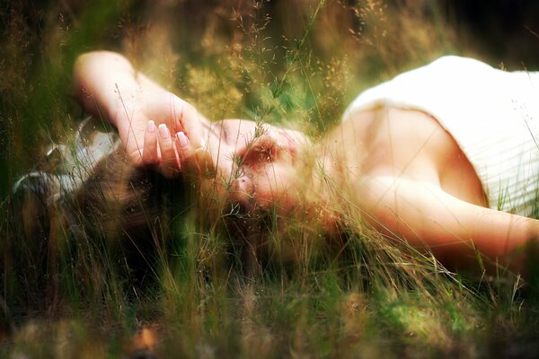 La ragazza si trova sulla natura nell erba