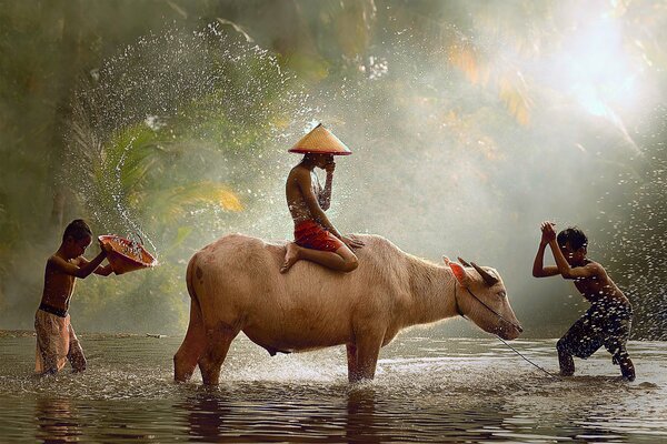 Niños en Indonesia juegan con un Toro