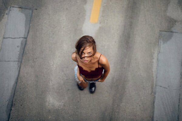 Ragazza sulla strada, vista dall alto