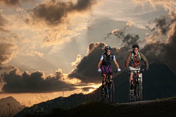 Fahrradtouristen genießen die abendliche Natur
