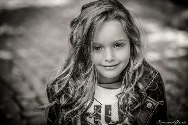 Foto in bianco e nero della ragazza