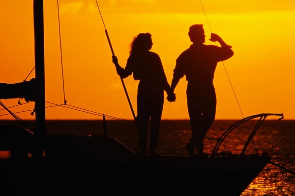 Fille et mec sur fond de coucher de soleil
