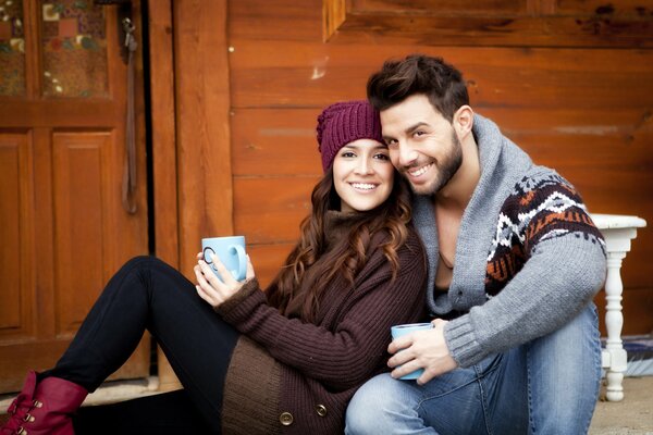 Un couple d amoureux dans les vêtements d automne sourit