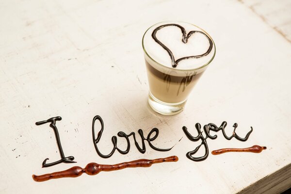 Caffè romantico con l immagine del cuore e la scritta ti amo