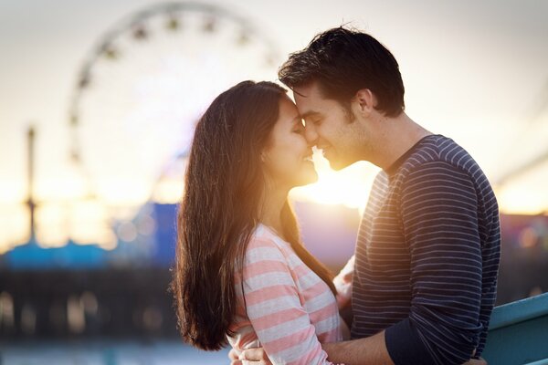 La fille et le gars au fond de la grande roue