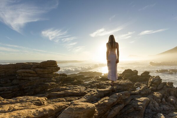 Fille en robe avec un corps chic posant au soleil