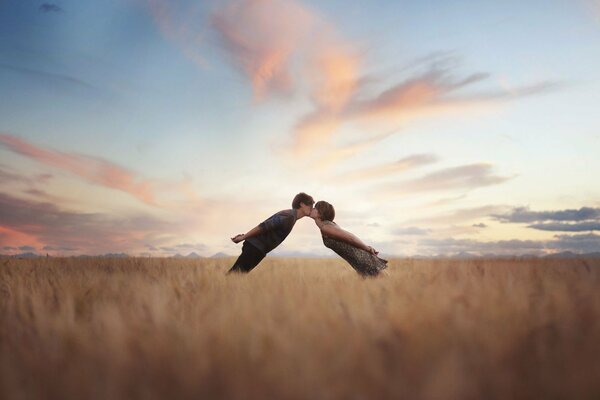 El beso de una pareja enamorada en el campo