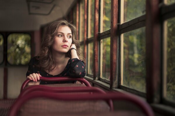 Les rêves de la jeune fille. La jeune fille dans le tram