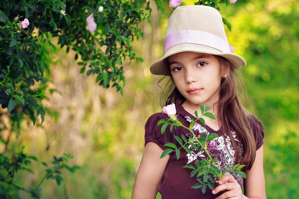 Ragazza in un cappello e con i fiori