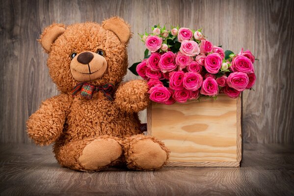 Ours en peluche avec un panier de roses