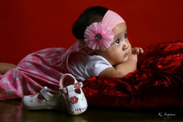 La petite fille en rose bandeau sur la tête