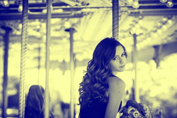 Foto in bianco e nero di una ragazza su una giostra