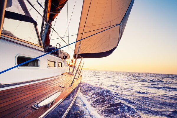 Le yacht navigue à la voile