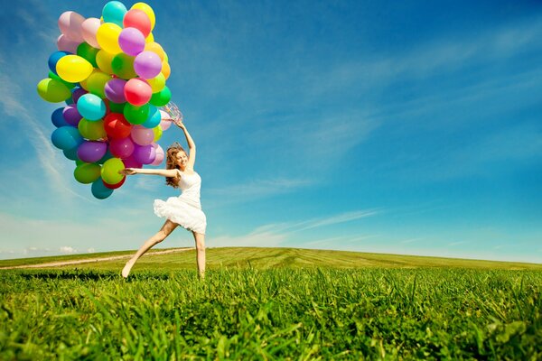 Ragazza in abito bianco leggero con palline colorate