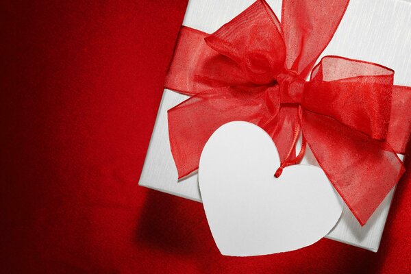Schön verpacktes Geschenk mit Herz