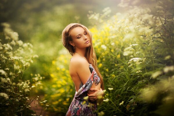 La fille sur la nature de l été