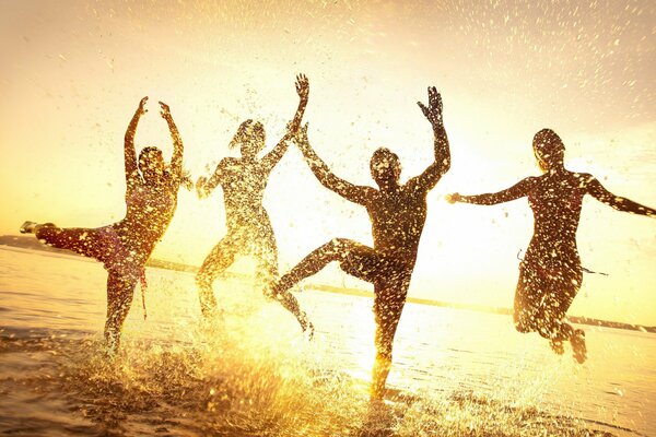 Felicidad. Diversión de la gente al atardecer