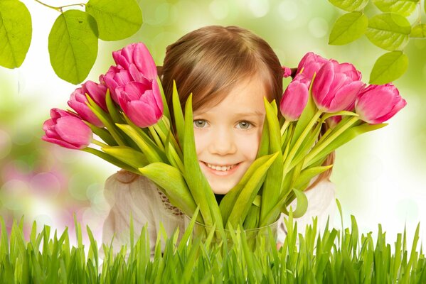 Kleines Mädchen mit einem Tulpenstrauß