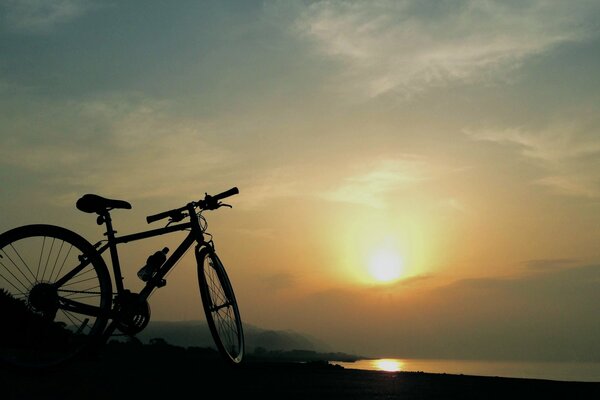 Vélo sur les rives du lac au coucher du soleil