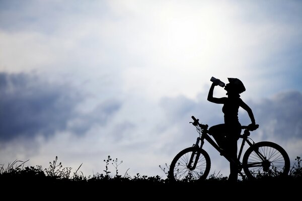 Ragazza sulla natura in bicicletta