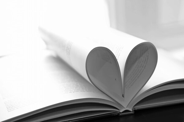 Романтичное сердце из книжных страниц