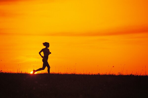 Une fille sportive . Nocturne le jogging dans la nature