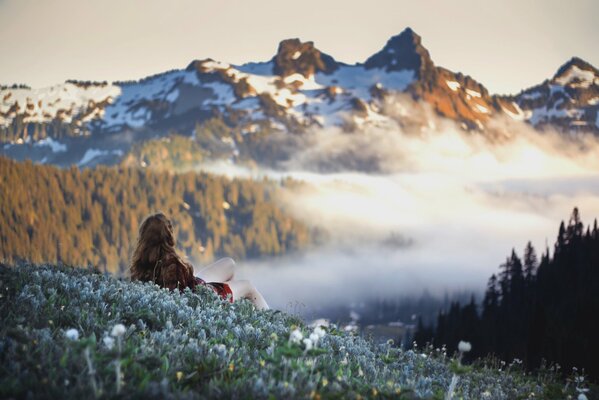 Ragazza guardando le montagne innevate