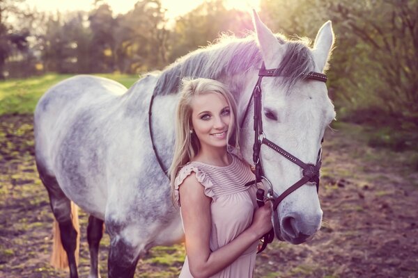 Lizzette Lubbers avec un cheval blanc