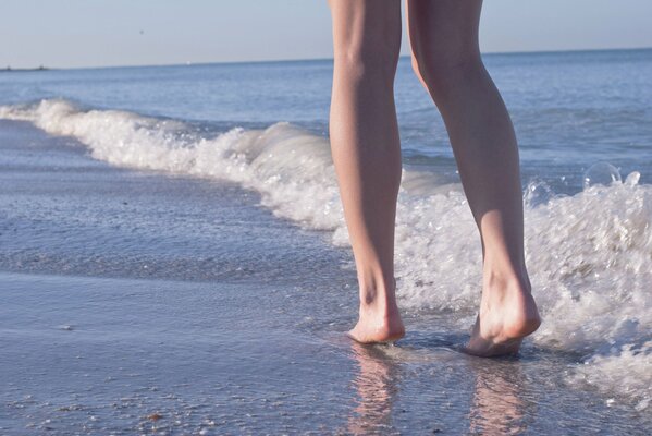 Am Morgen am Strand spazieren gehen