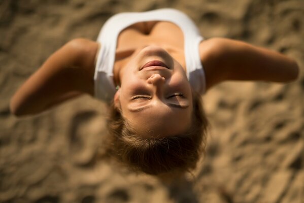 Ragazza sorridente testa indietro al sole