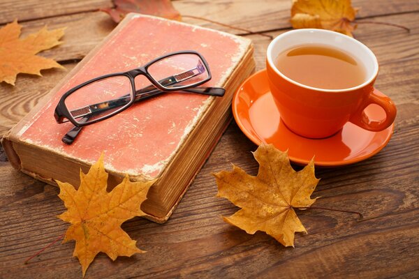 Autunno, caduta delle foglie, tazza di tè sul tavolo