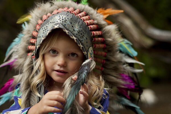 Niña en un tocado indio