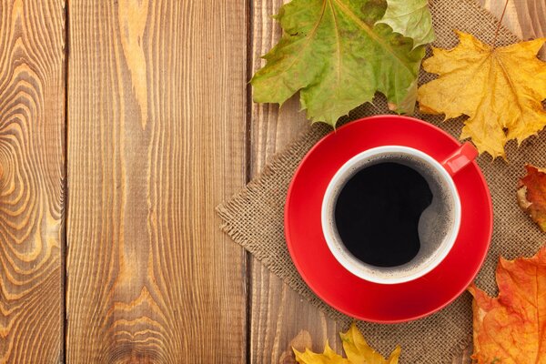 Nature morte de café et les feuilles d automne