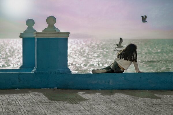 Niña en el paseo marítimo de la bahía de Cádiz