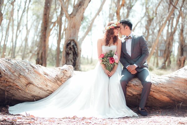 La jeune fille dans une robe de mariée avec une longue traîne