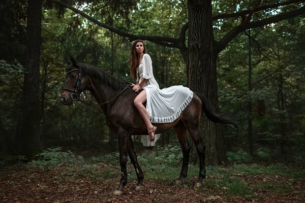Mädchen in pinuare Reiten auf einem Pferd