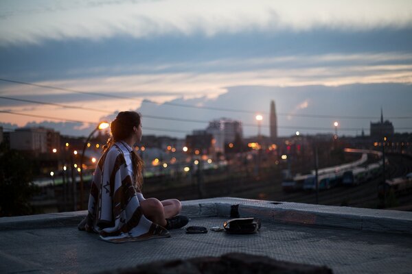 Chica en la azotea en la noche
