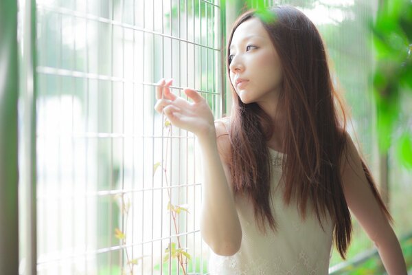 Fille asiatique dans une humeur réfléchie
