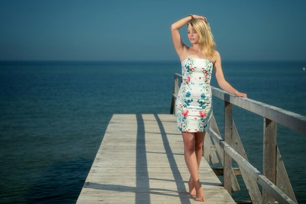 Chica con un vestido en el fondo del mar