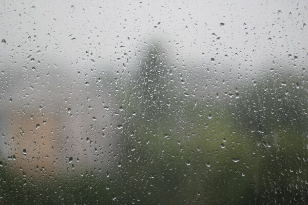 Gotas de lluvia sobre vidrio empañado