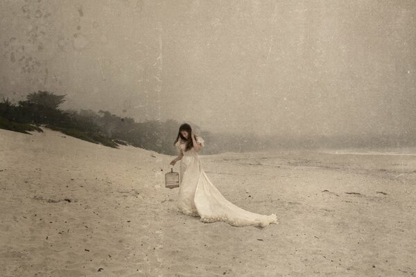 Ragazza in abito bianco sulla spiaggia
