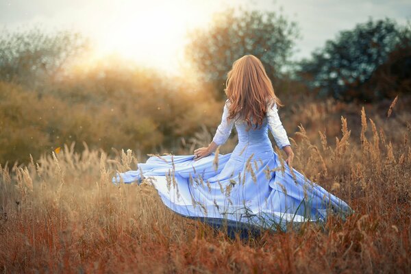 Magisches Mädchen im Kleid in der Natur
