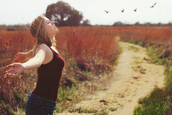 Chica en el campo con un estado de ánimo interesante
