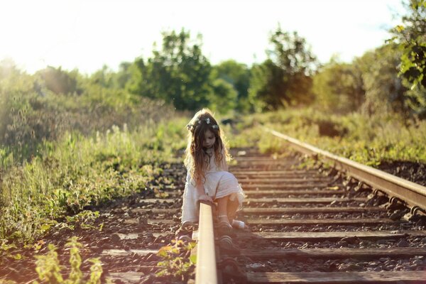 Kleines Mädchen auf der Eisenbahn