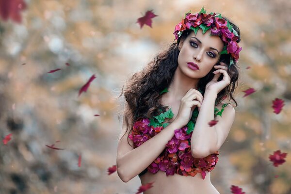 Bella ragazza con una corona sulla testa