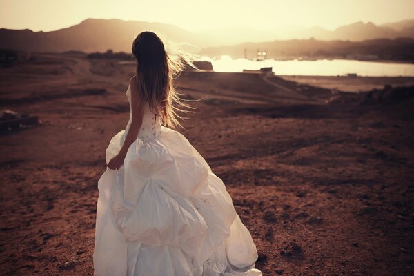Mädchen in einem weißen Hochzeitskleid auf einem Teich Hintergrund